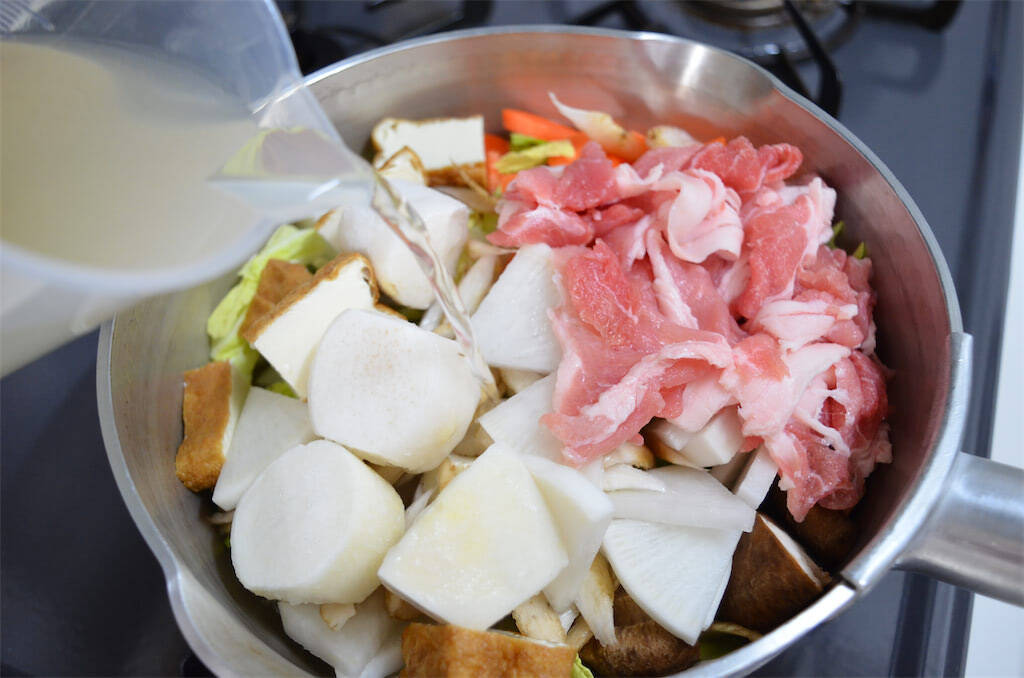 「一晩寝かせる」ワザでとろける喉越しに激変！鹿児島県の郷土料理「団子汁」作ってみた！ほっこり温まる♡