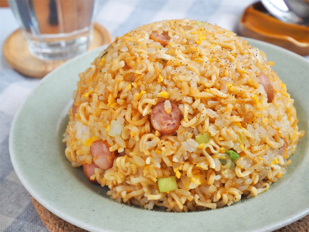 【サッポロ一番が背徳メシに!?】付属スープだけで完成する「悪魔のソーセージチャーハン」作ってみた！