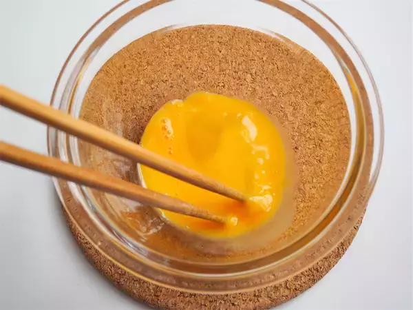 「【サッポロ一番が背徳メシに!?】付属スープだけで完成する「悪魔のソーセージチャーハン」作ってみた！」の画像