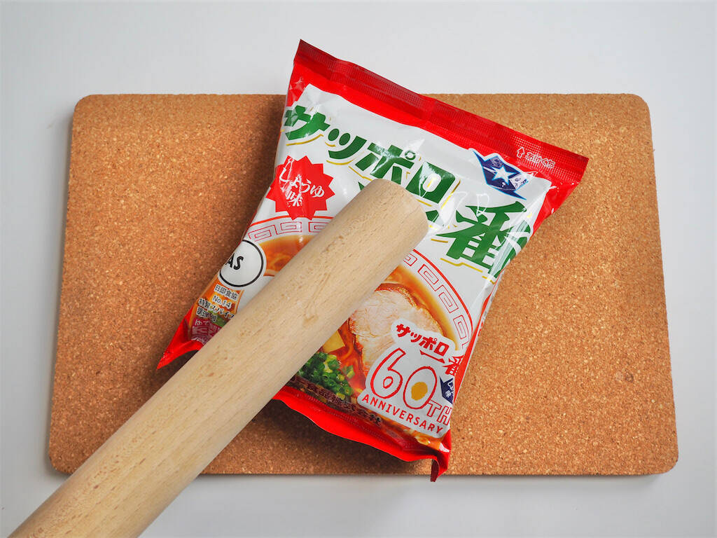 【サッポロ一番が背徳メシに!?】付属スープだけで完成する「悪魔のソーセージチャーハン」作ってみた！
