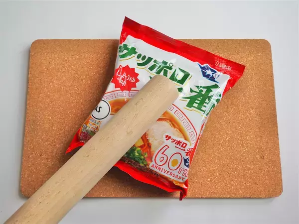 「【サッポロ一番が背徳メシに!?】付属スープだけで完成する「悪魔のソーセージチャーハン」作ってみた！」の画像