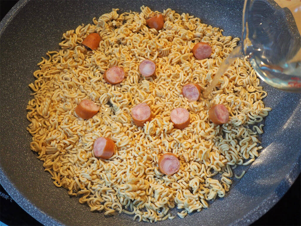 【サッポロ一番が背徳メシに!?】付属スープだけで完成する「悪魔のソーセージチャーハン」作ってみた！