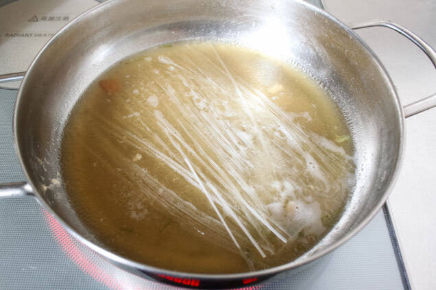 リュウジさんが家にある調味料で“最高の鍋つゆ”を発明！「至高の寄せ鍋」作ってみた♪キモはかつお節