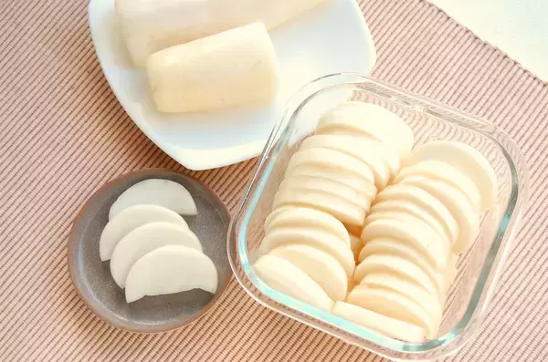 「【熟成の7日間】袋に入れてじっと待つ♡大根1本と家にある調味料で出来る「自家製たくあん」作ってみた」の画像