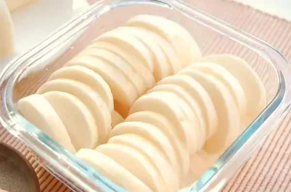 「【熟成の7日間】袋に入れてじっと待つ♡大根1本と家にある調味料で出来る「自家製たくあん」作ってみた」の画像