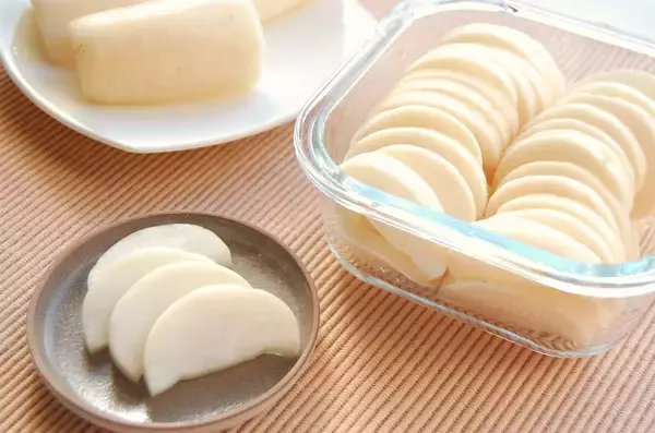 「【熟成の7日間】袋に入れてじっと待つ♡大根1本と家にある調味料で出来る「自家製たくあん」作ってみた」の画像