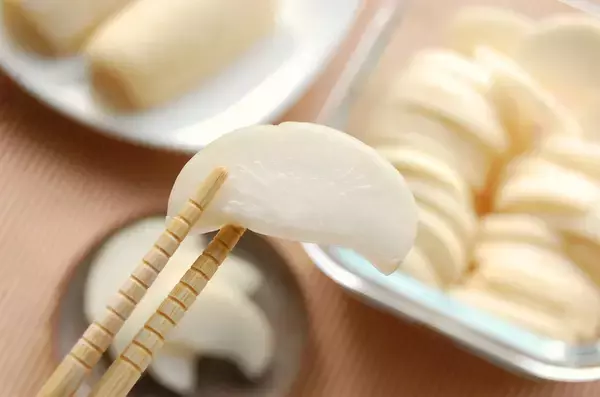 「【熟成の7日間】袋に入れてじっと待つ♡大根1本と家にある調味料で出来る「自家製たくあん」作ってみた」の画像