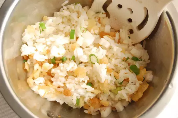 「【熟成の7日間】袋に入れてじっと待つ♡大根1本と家にある調味料で出来る「自家製たくあん」作ってみた」の画像