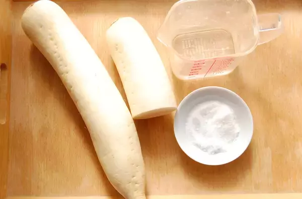 「【熟成の7日間】袋に入れてじっと待つ♡大根1本と家にある調味料で出来る「自家製たくあん」作ってみた」の画像