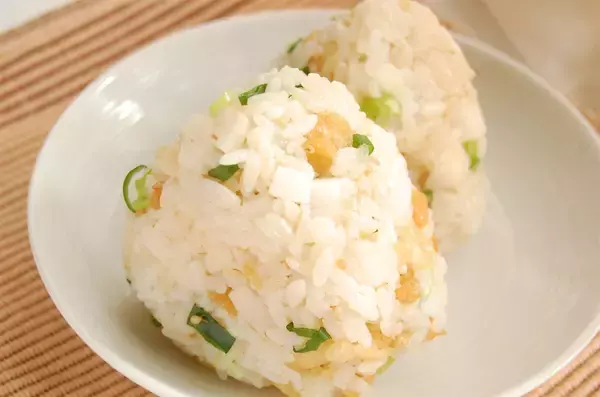 「【熟成の7日間】袋に入れてじっと待つ♡大根1本と家にある調味料で出来る「自家製たくあん」作ってみた」の画像