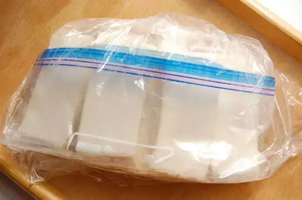 「【熟成の7日間】袋に入れてじっと待つ♡大根1本と家にある調味料で出来る「自家製たくあん」作ってみた」の画像