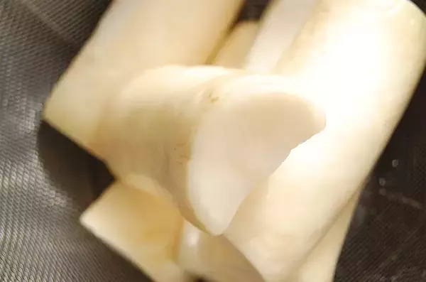 「【熟成の7日間】袋に入れてじっと待つ♡大根1本と家にある調味料で出来る「自家製たくあん」作ってみた」の画像