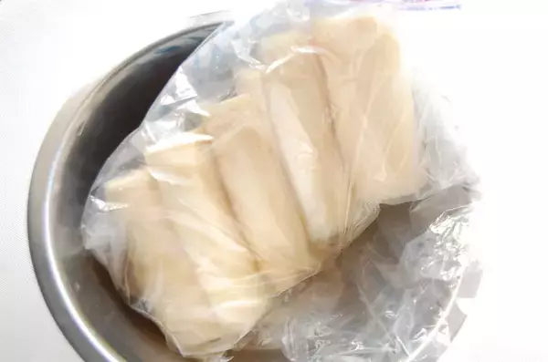 「【熟成の7日間】袋に入れてじっと待つ♡大根1本と家にある調味料で出来る「自家製たくあん」作ってみた」の画像