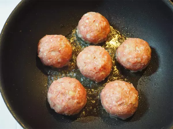 「【シェフ三國の簡単レシピ】挽かない粒胡椒のスパイシー感が炸裂！「大人のミートボール・赤ワイン煮」に挑戦」の画像