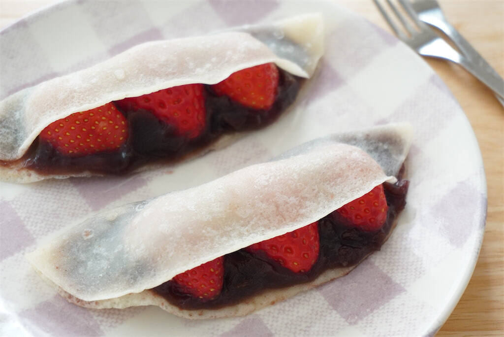 【ひな人形スイーツ】モチふわクレープ生地でいちご包んだら…お内裏さまとおひなさま誕生♪あんこも入ってる♡