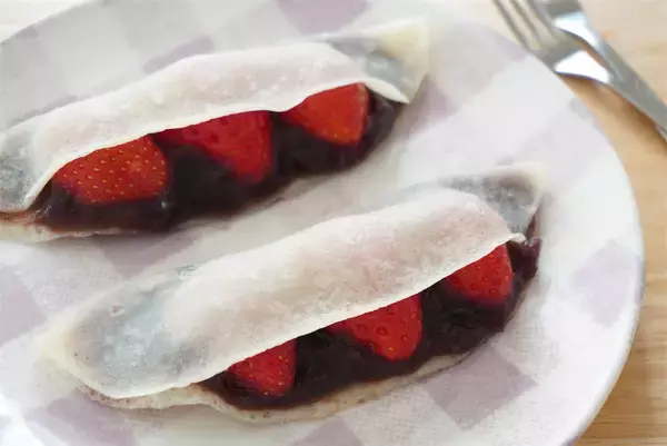 「【ひな人形スイーツ】モチふわクレープ生地でいちご包んだら…お内裏さまとおひなさま誕生♪あんこも入ってる♡」の画像