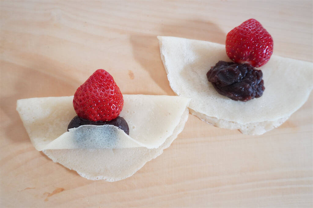 【ひな人形スイーツ】モチふわクレープ生地でいちご包んだら…お内裏さまとおひなさま誕生♪あんこも入ってる♡