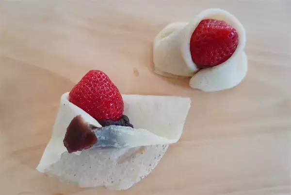 「【ひな人形スイーツ】モチふわクレープ生地でいちご包んだら…お内裏さまとおひなさま誕生♪あんこも入ってる♡」の画像