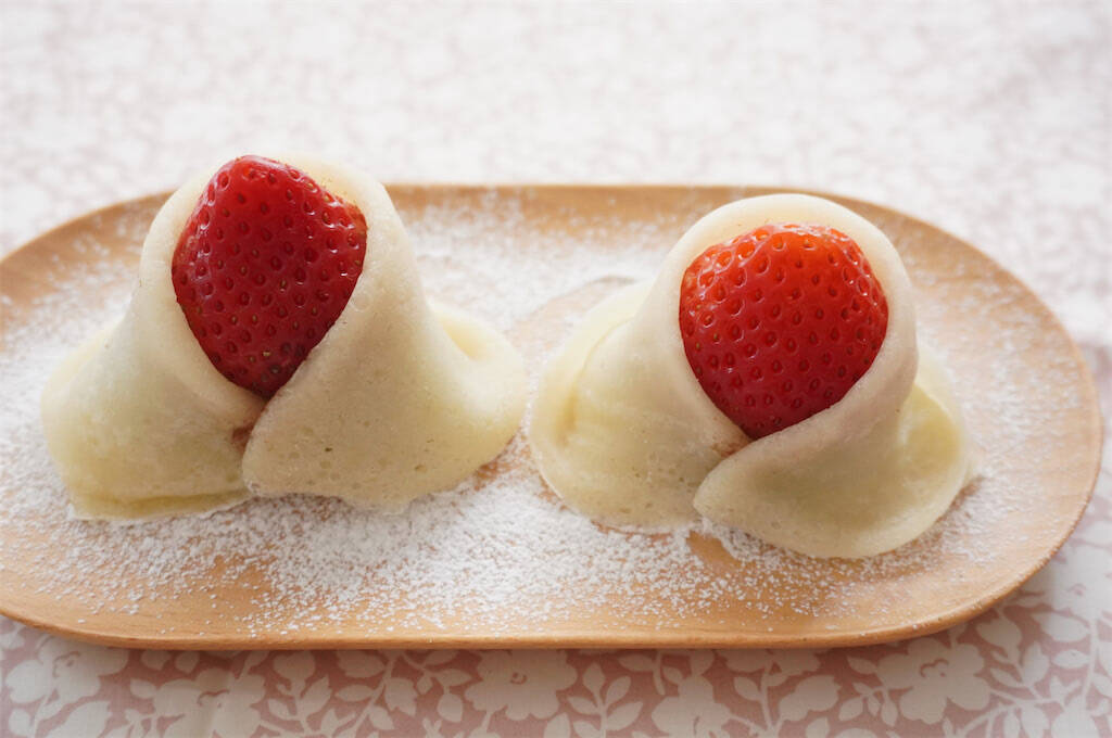 【ひな人形スイーツ】モチふわクレープ生地でいちご包んだら…お内裏さまとおひなさま誕生♪あんこも入ってる♡