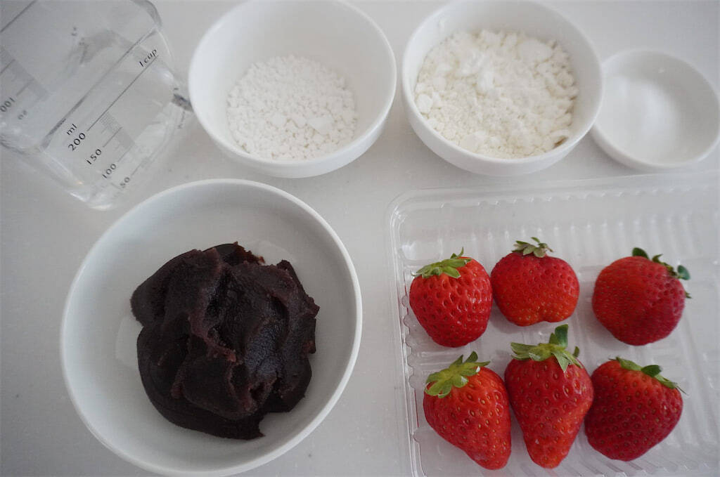 【ひな人形スイーツ】モチふわクレープ生地でいちご包んだら…お内裏さまとおひなさま誕生♪あんこも入ってる♡