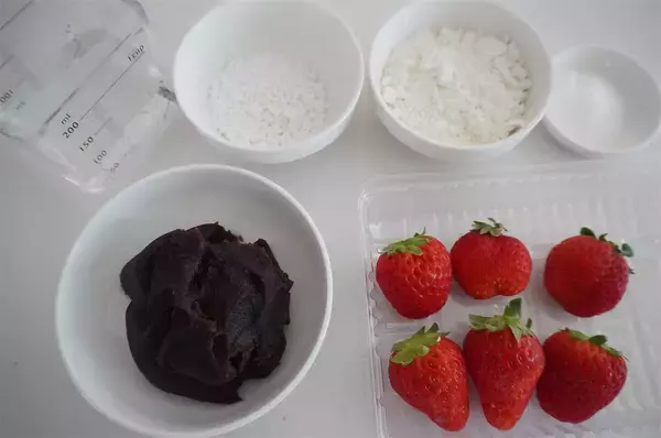 「【ひな人形スイーツ】モチふわクレープ生地でいちご包んだら…お内裏さまとおひなさま誕生♪あんこも入ってる♡」の画像