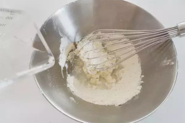 「【ひな人形スイーツ】モチふわクレープ生地でいちご包んだら…お内裏さまとおひなさま誕生♪あんこも入ってる♡」の画像