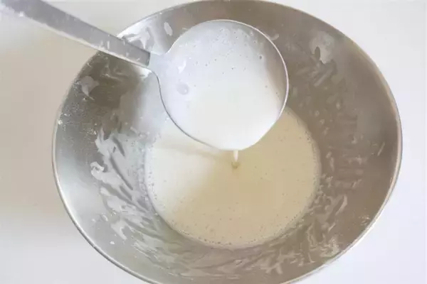 「【ひな人形スイーツ】モチふわクレープ生地でいちご包んだら…お内裏さまとおひなさま誕生♪あんこも入ってる♡」の画像