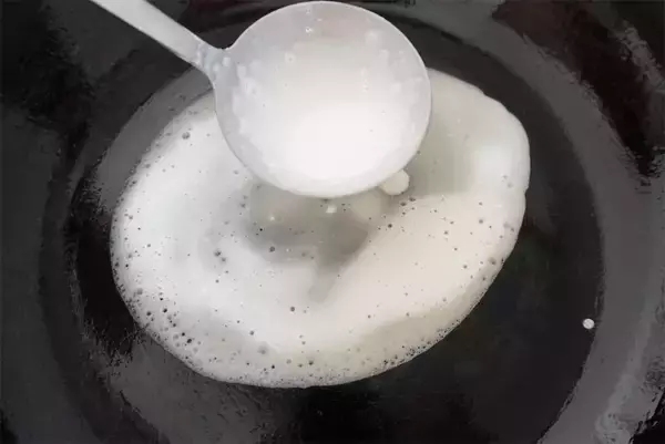 「【ひな人形スイーツ】モチふわクレープ生地でいちご包んだら…お内裏さまとおひなさま誕生♪あんこも入ってる♡」の画像