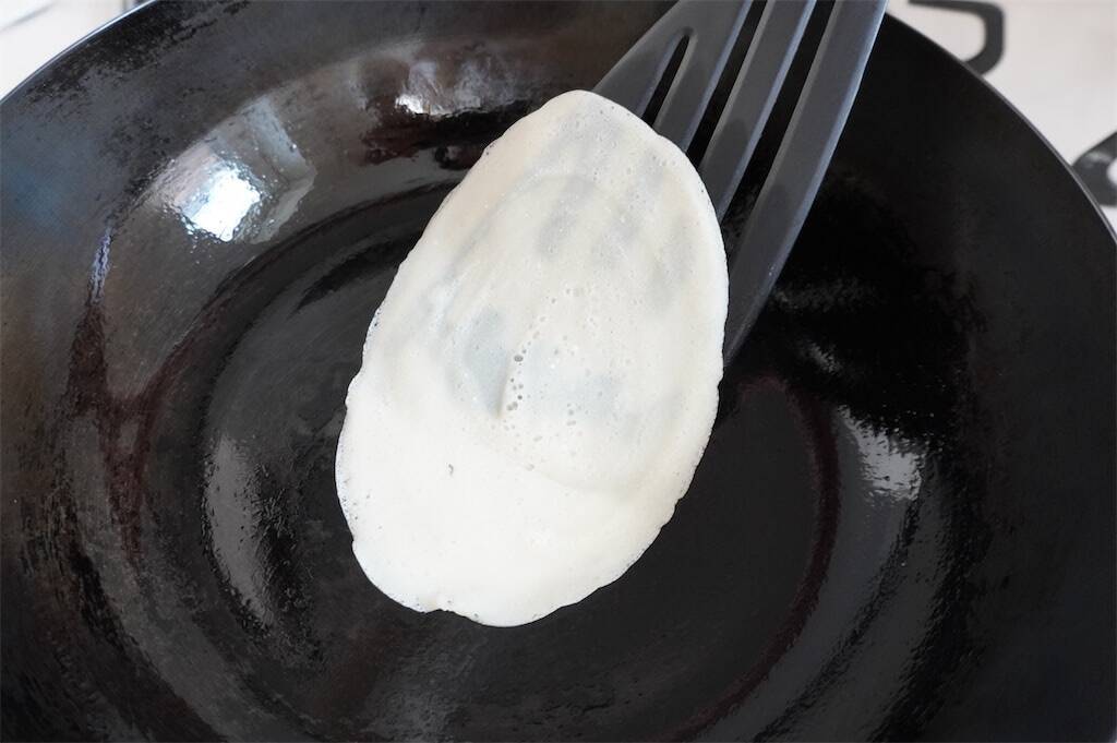 【ひな人形スイーツ】モチふわクレープ生地でいちご包んだら…お内裏さまとおひなさま誕生♪あんこも入ってる♡