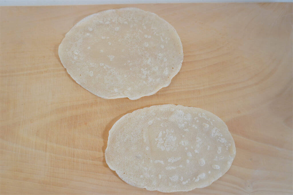 【ひな人形スイーツ】モチふわクレープ生地でいちご包んだら…お内裏さまとおひなさま誕生♪あんこも入ってる♡