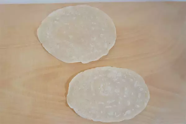 「【ひな人形スイーツ】モチふわクレープ生地でいちご包んだら…お内裏さまとおひなさま誕生♪あんこも入ってる♡」の画像