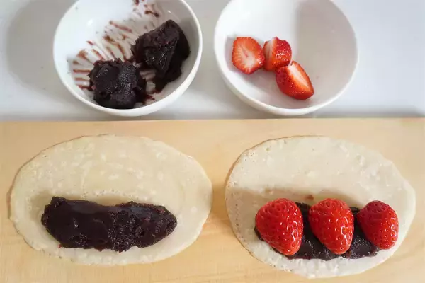 「【ひな人形スイーツ】モチふわクレープ生地でいちご包んだら…お内裏さまとおひなさま誕生♪あんこも入ってる♡」の画像