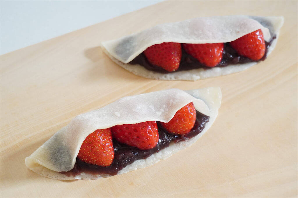 【ひな人形スイーツ】モチふわクレープ生地でいちご包んだら…お内裏さまとおひなさま誕生♪あんこも入ってる♡