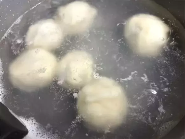 「【絶品！郷土メシ】福岡・八女の「芋まんじゅう」作ってみた！芋は芋でも里芋!?粉で包んで茹でるだけ」の画像