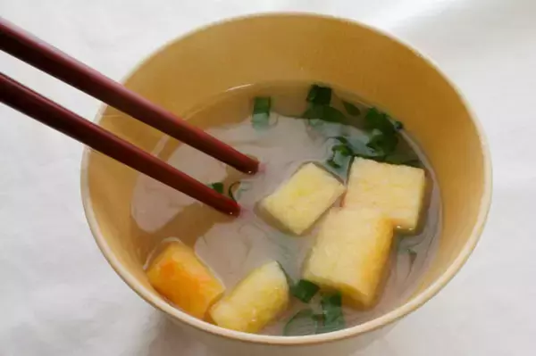 「【福神漬けのじゃない使い方】「みそ玉」に仕込んでみた！お湯を注いで30秒で…朝の救世主みそ汁になった件♡」の画像