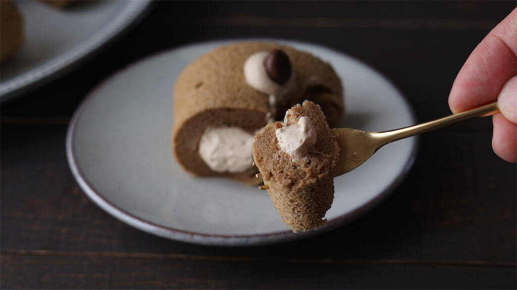 【至福のくちどけ】ほろ苦な「米粉のコーヒーロールケーキ」をご紹介！極上のしっとり感♡【元パティシエ直伝】