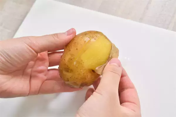 【めんどくさい…が解決！】じゃがいもの皮が「スルッと剥ける」裏ワザ！ピーラーいらず♪【青髪のテツ】