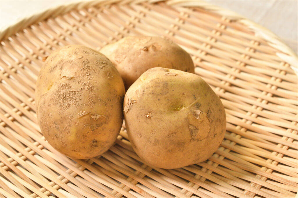 【めんどくさい…が解決！】じゃがいもの皮が「スルッと剥ける」裏ワザ！ピーラーいらず♪【青髪のテツ】