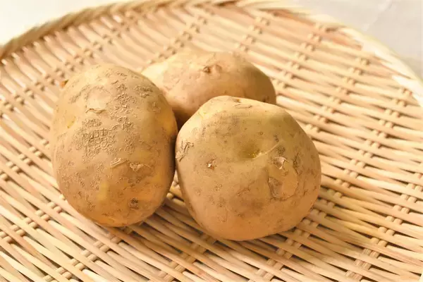 「【めんどくさい…が解決！】じゃがいもの皮が「スルッと剥ける」裏ワザ！ピーラーいらず♪【青髪のテツ】」の画像