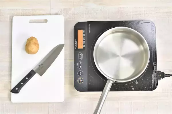 「【めんどくさい…が解決！】じゃがいもの皮が「スルッと剥ける」裏ワザ！ピーラーいらず♪【青髪のテツ】」の画像