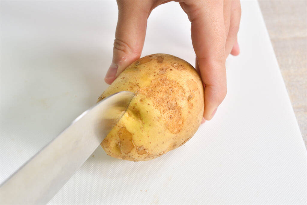 【めんどくさい…が解決！】じゃがいもの皮が「スルッと剥ける」裏ワザ！ピーラーいらず♪【青髪のテツ】