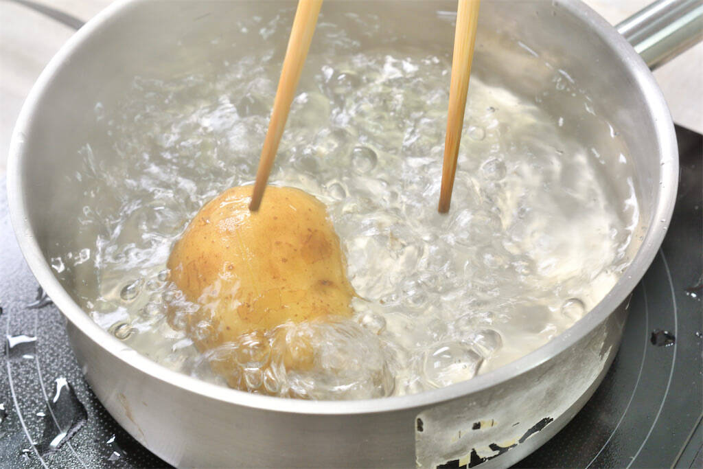 【めんどくさい…が解決！】じゃがいもの皮が「スルッと剥ける」裏ワザ！ピーラーいらず♪【青髪のテツ】