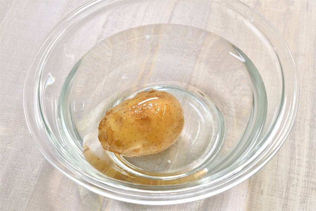 【めんどくさい…が解決！】じゃがいもの皮が「スルッと剥ける」裏ワザ！ピーラーいらず♪【青髪のテツ】