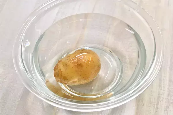 「【めんどくさい…が解決！】じゃがいもの皮が「スルッと剥ける」裏ワザ！ピーラーいらず♪【青髪のテツ】」の画像