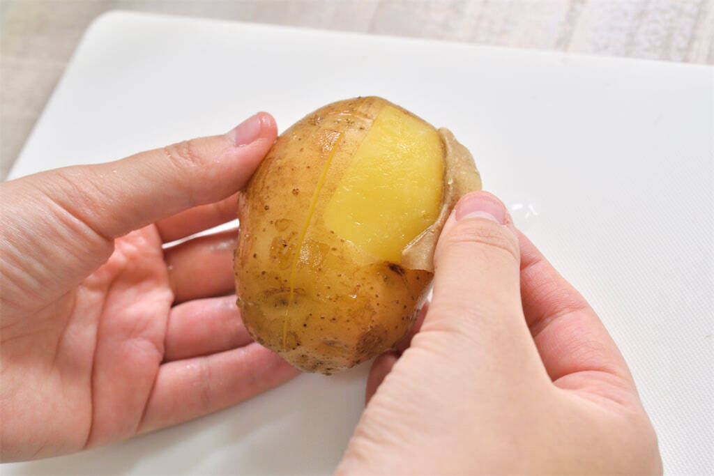 【めんどくさい…が解決！】じゃがいもの皮が「スルッと剥ける」裏ワザ！ピーラーいらず♪【青髪のテツ】