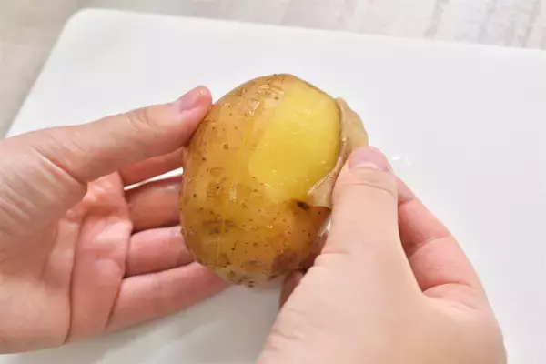 「【めんどくさい…が解決！】じゃがいもの皮が「スルッと剥ける」裏ワザ！ピーラーいらず♪【青髪のテツ】」の画像