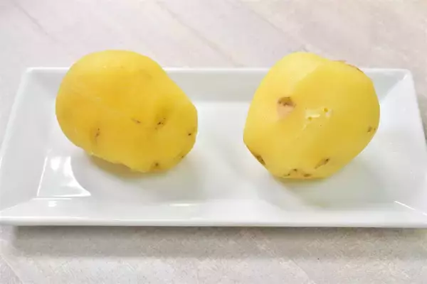 「【めんどくさい…が解決！】じゃがいもの皮が「スルッと剥ける」裏ワザ！ピーラーいらず♪【青髪のテツ】」の画像