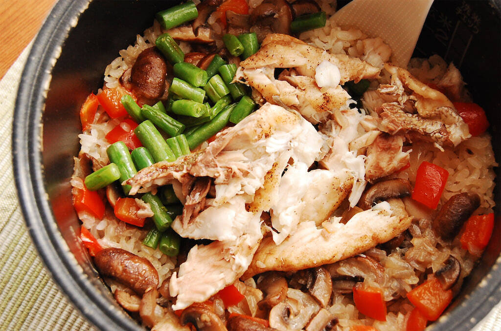 【切り身で鯛めし】炊飯器で炊けばOKな「洋風タイご飯」作ってみた！バターとにんにく香るコク旨ピラフ風♪