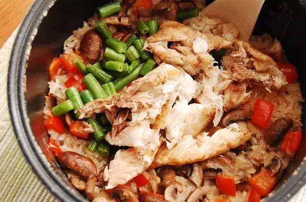 「【切り身で鯛めし】炊飯器で炊けばOKな「洋風タイご飯」作ってみた！バターとにんにく香るコク旨ピラフ風♪」の画像