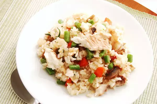 「【切り身で鯛めし】炊飯器で炊けばOKな「洋風タイご飯」作ってみた！バターとにんにく香るコク旨ピラフ風♪」の画像